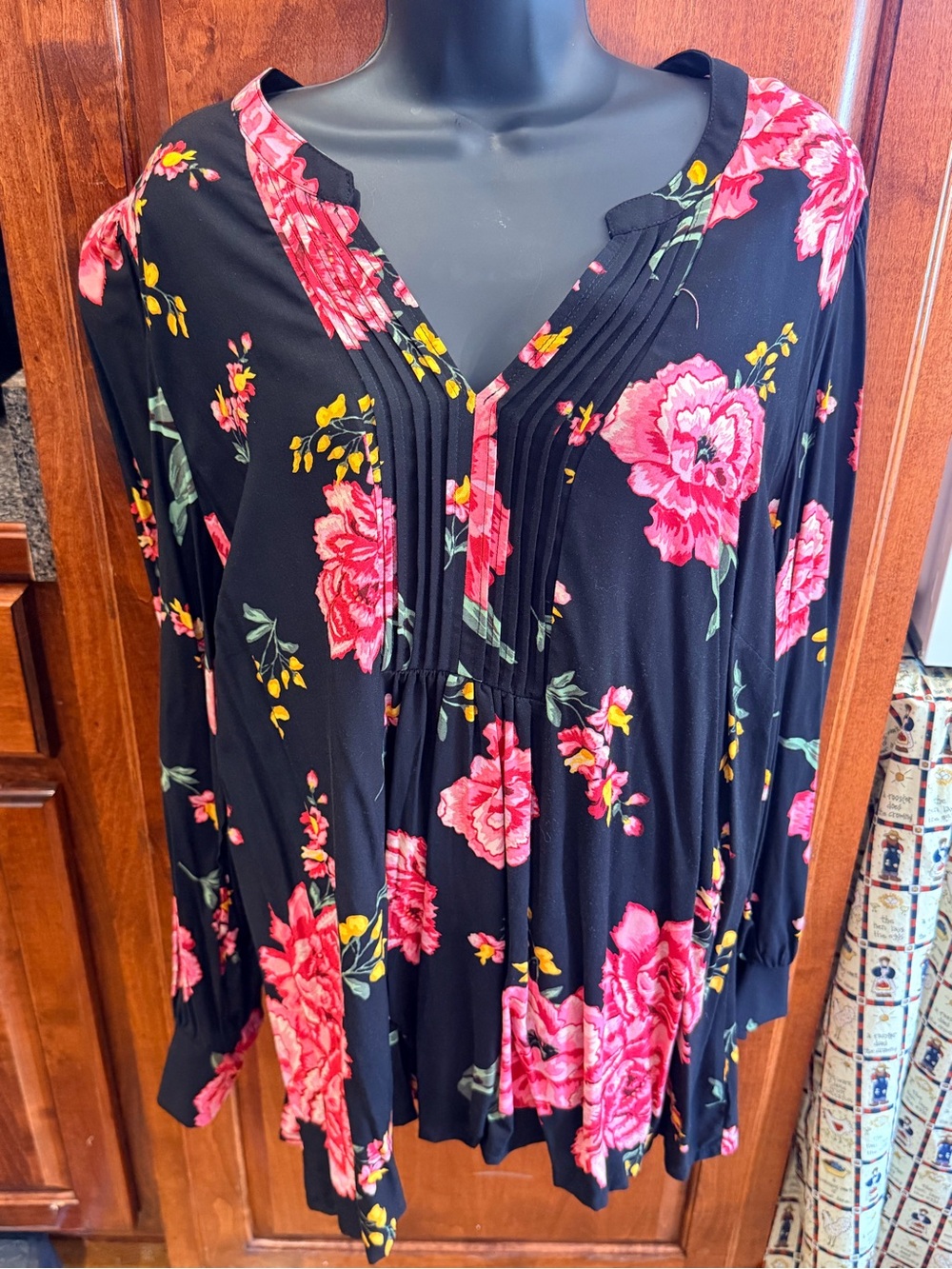 Jessica Simpson Black Floral V-Neck Pleated Tunic